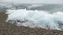 Cette vague de glace avance sur le lac Baïkal en russie...