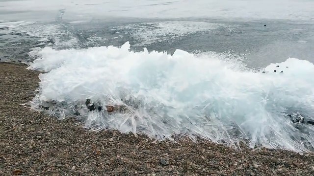 Cette vague de glace avance sur le lac Baïkal en russie...