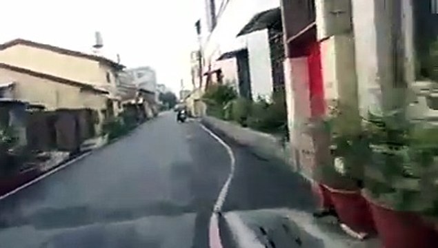 Armé d'une batte, il se fait calmer direct