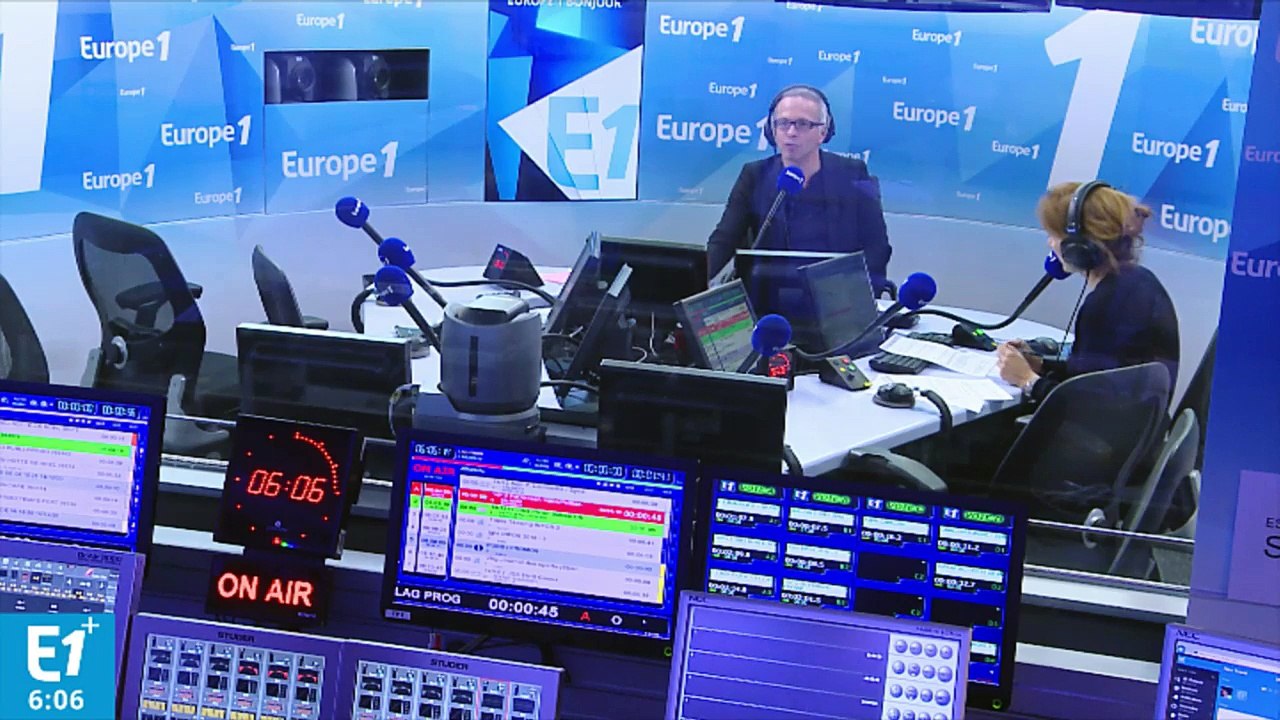 À Paris, Manuel Valls et Vincent Peillon s'affrontent à distance