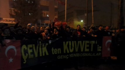 Soğuk havaya aldırmadan polise destek için toplandılar