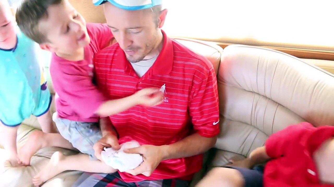 FOOD PRANK! Poo PRANK Candy FAKE EAT POOP Gross Tootsie Rolls Chocolate Funny Ideas April Fools Joke