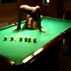 Une contorsionniste joue au billard