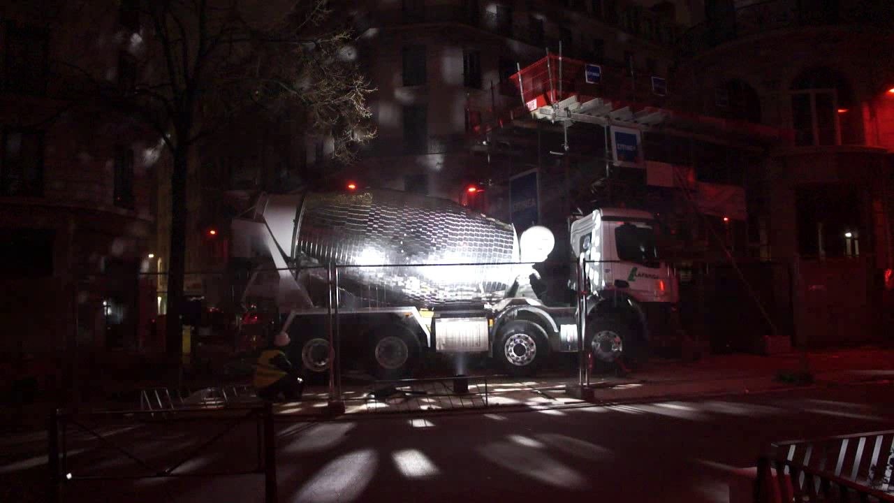 Un camion toupie transformé en boule à facettes