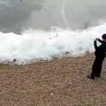 ¡Frio extremo! cuando las olas se transforman de inmediato en hielo