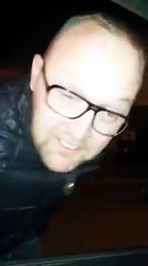 Un homme qui a beaucoup trop bu tente de rentrer chez lui !