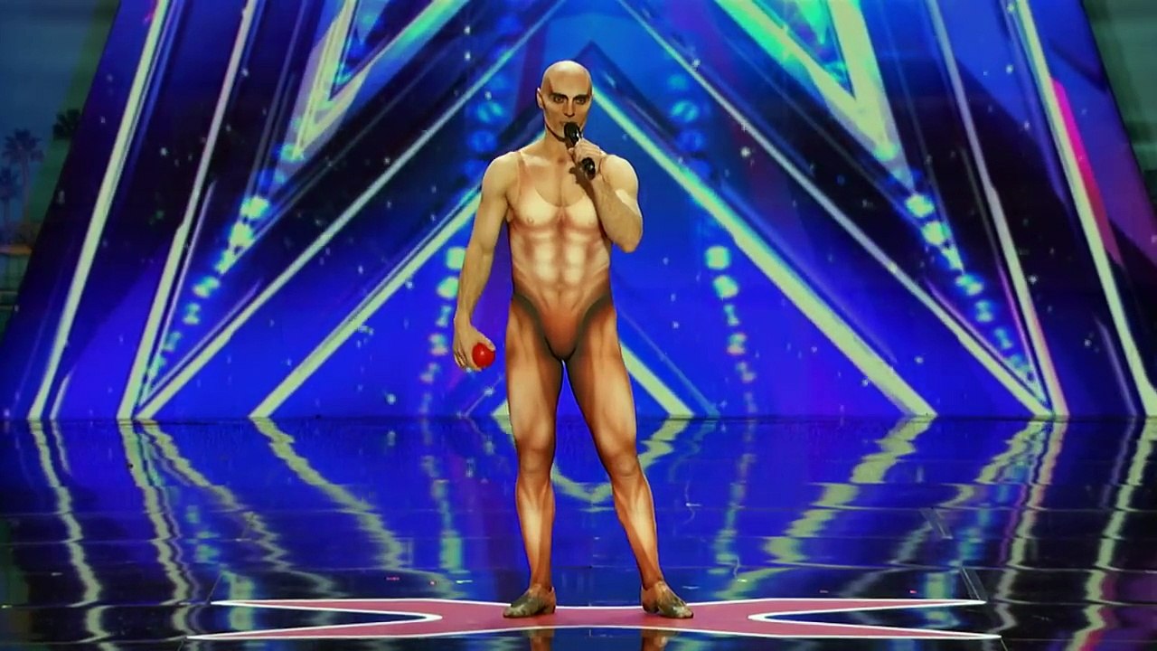 Os jurados acharam estranho quando ele subiu ao palco com esta roupa… Mas o que fez a seguir… Deixou toda a gente de boca aberta!