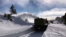 Расчистка снега на Ай-Петри. Его настолько много, что без техники не обойтись