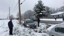 Un technicien stationné au milieu d'une route enneigée provoque des accidents