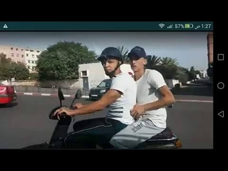 كريساج جوج شفارة سرقو تيليفون و تبعوهم شي دراري بطوموبيل حتى صورو وجاههم