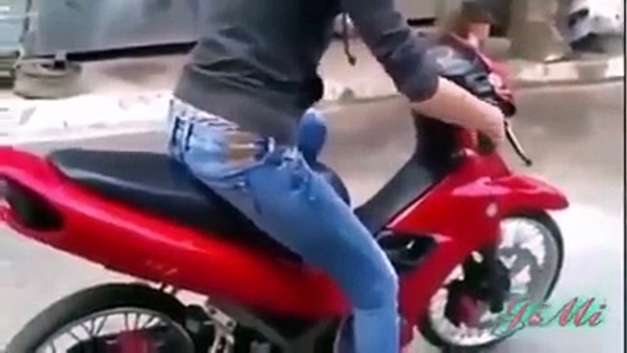 kalian bakalan nahan ketawa nonton ini,,