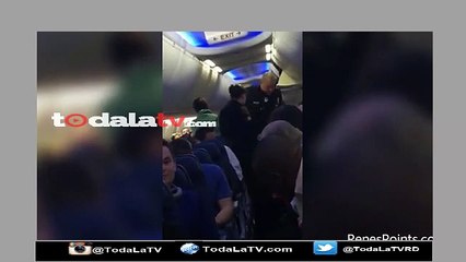 Mujer es sacada arrastrada de un avión de Delta airlines-Video