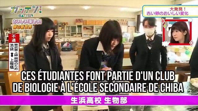 Des étudiantes font naître un poussin dans un verre en plastique