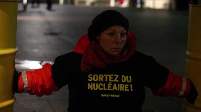 Greenpeace bloque l'entrée du siège d'EDF à Paris