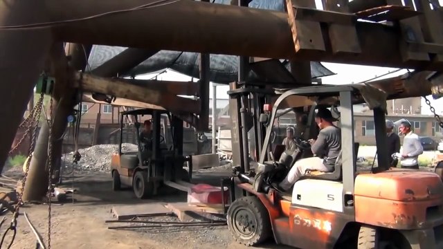 Des forgerons chinois forgent une bride dans la rue !