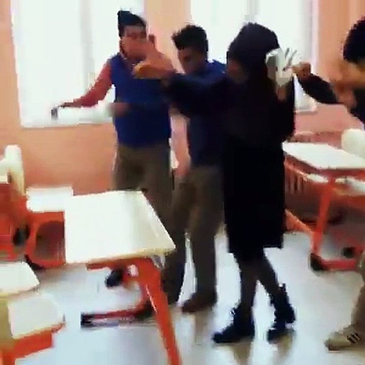 Devletin okulunda Apo şarkısı açıp halay çeken.....