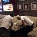 El Mayor Clasico y Musicologo Limpiando las mesas en Hard Rock Hotel