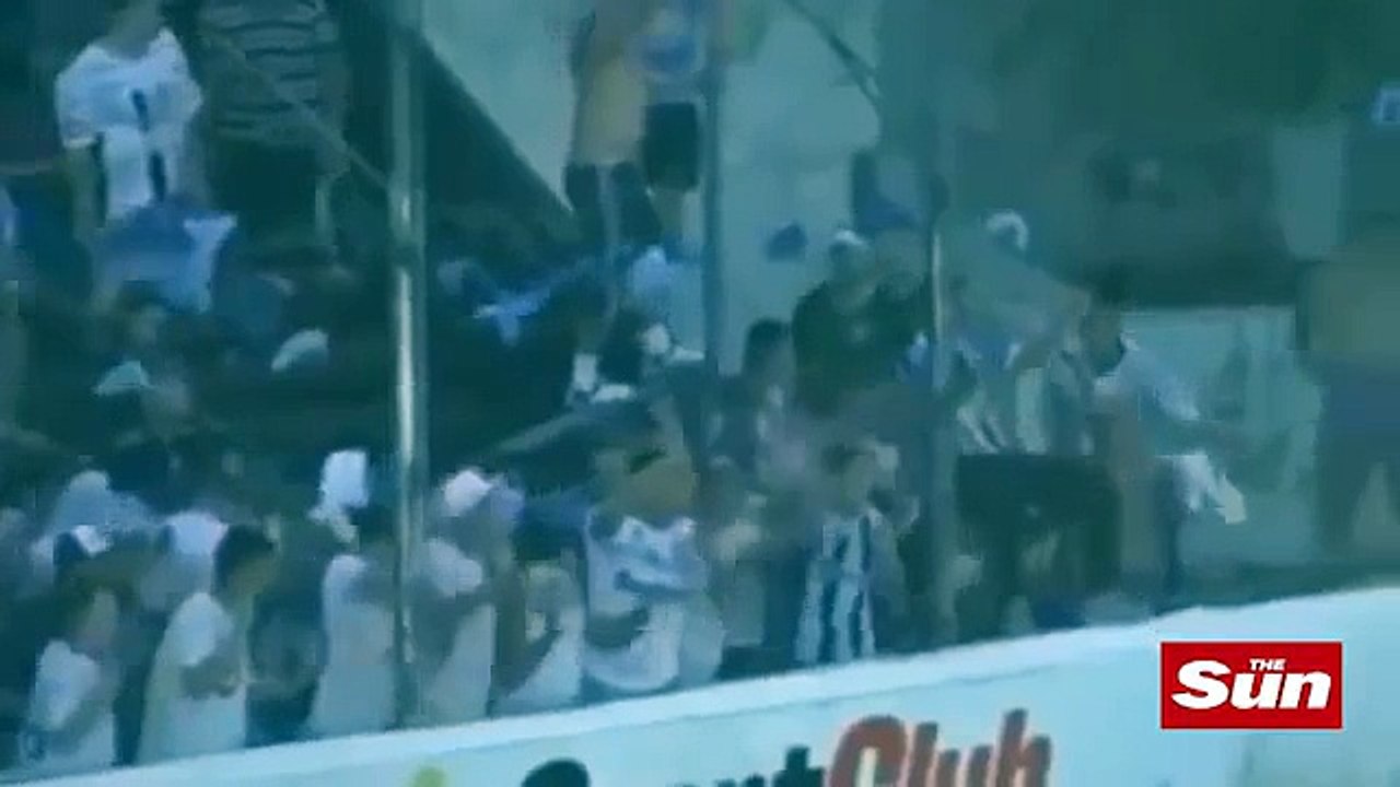 Ce footballeur argentin se fait tirer dessus par un policier en plein match... Belle bavure!