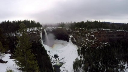 Télécharger la video: Il escalade la cascade de glace la plus dur au monde à grimper