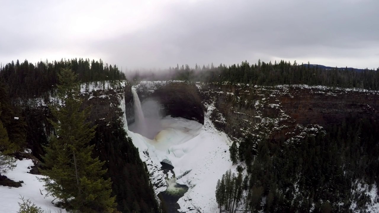 Il escalade la cascade de glace la plus dur au monde à grimper