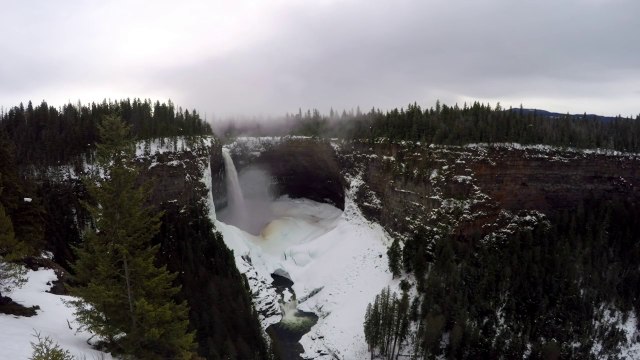 Il escalade la cascade de glace la plus dur au monde à grimper