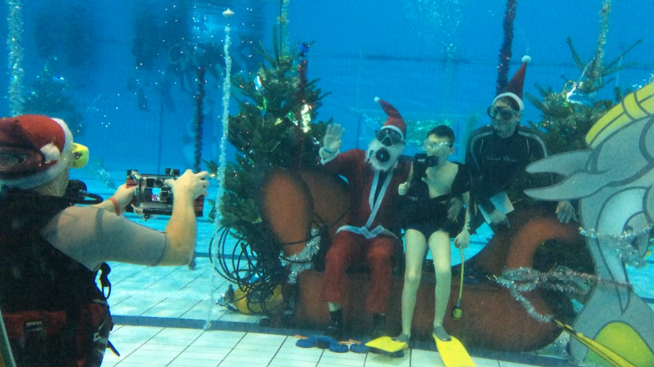 Des baptêmes de plongée avec le Père Noël