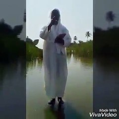 Ce monsieur marche sur l'eau, bon enfin...