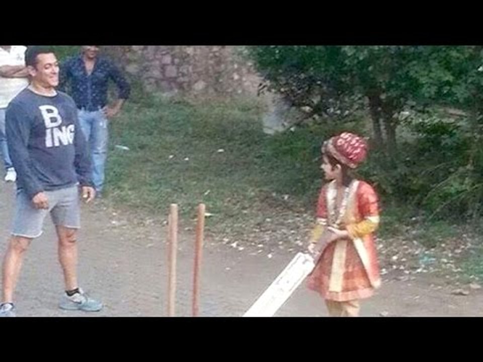 Salman Khan Playing Cricket On The Sets Of 'Prem Ratan Dhan Payo'