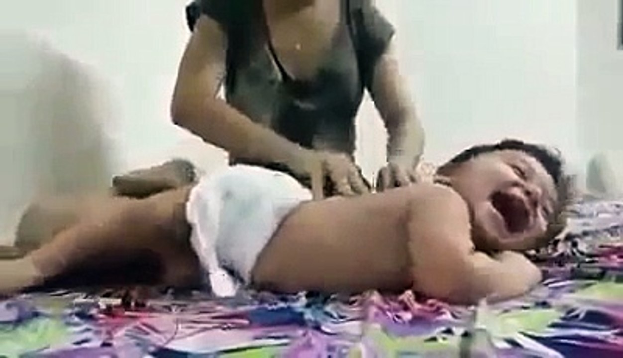 ‫دیکھیں یہ لڑکی اس چھوٹے سے بچے کے ساتھ کیا کرہی ہے‬‬ MUST WATCH