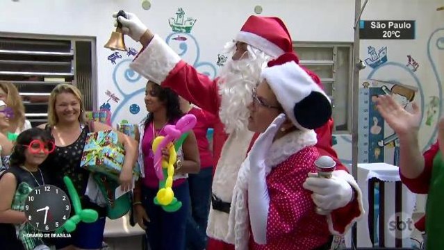 Pais de atores da novela ´Carinha de Anjo´ distribuem presentes em hospital