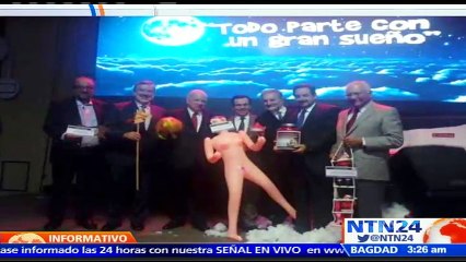 Empresario chileno es blanco de críticas por regalar una muñeca inflable a un ministro para “estimular la economía”