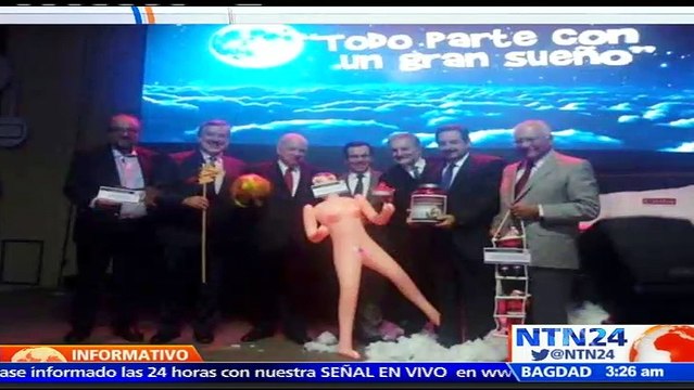 Empresario chileno es blanco de críticas por regalar una muñeca inflable a un ministro para “estimular la economía”