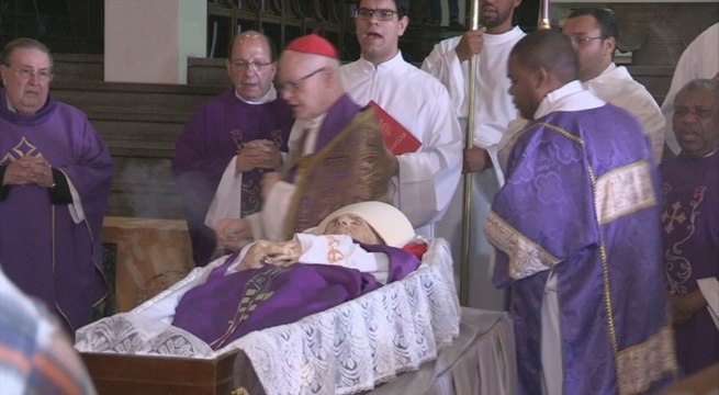 Cardenal Arns es aplaudido durante su velatorio en la catedral de Sao Paulo