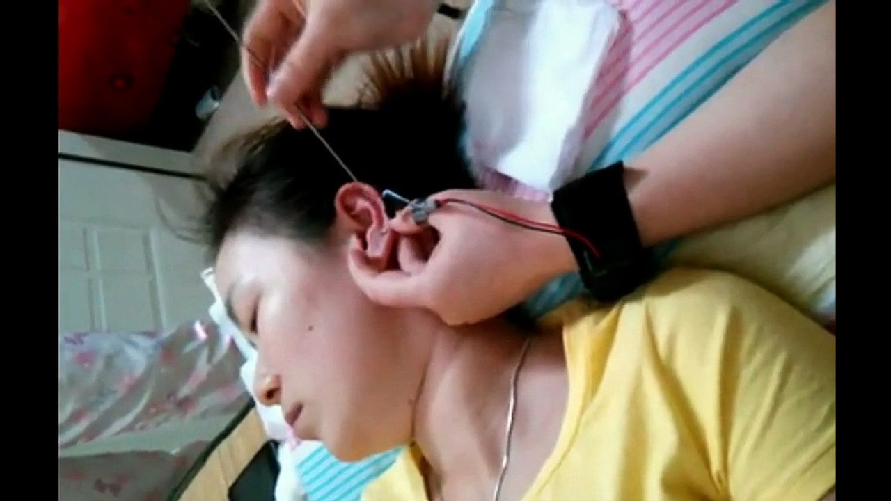 Chinese Ear Cleaning (145) DIY Using ear pick to gently comfort face and neck