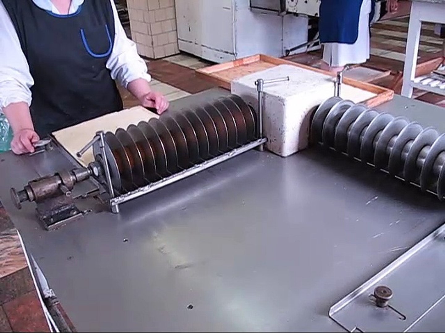 ⁣Видео работы машины двухвальной дисковой резки для пластов птичьего молока, грильяжных, ирисных масс