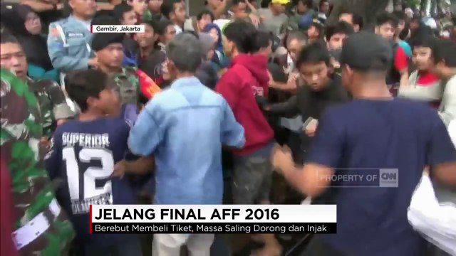 Mouvements de foule de milliers de fans de football en Indonésie pour avoir des billets !