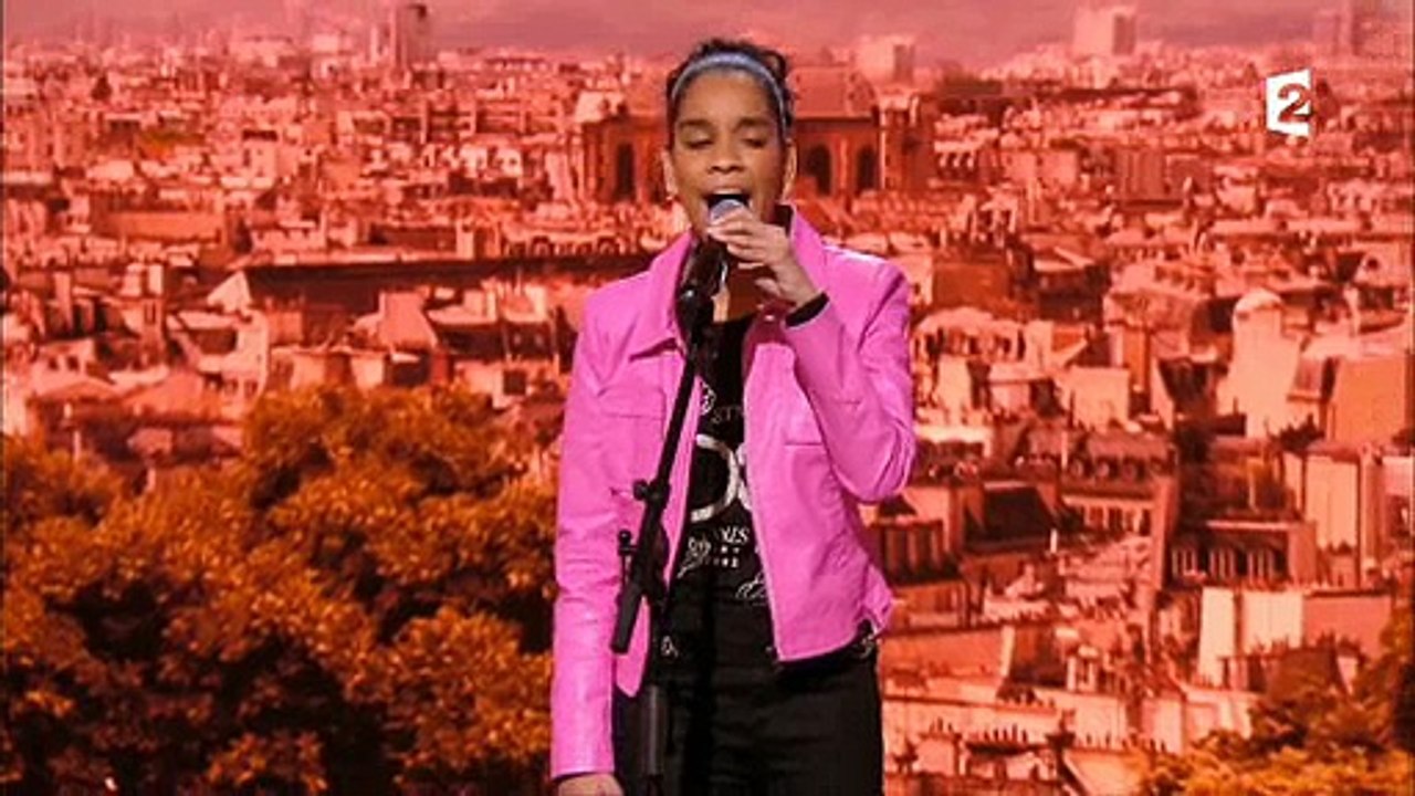 Amanda Scott émue aux larmes après une prestation sur son plateau - Vidéo