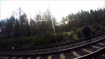 Ce dingue saute les rails au moment ou un train passe... Fou