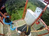 Ce mec se pisse dessus en saut à l'élastique