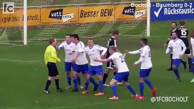 Ce joueur de Foot très fair-play avoue à l'arbitre qu'il n'y a pas penalty