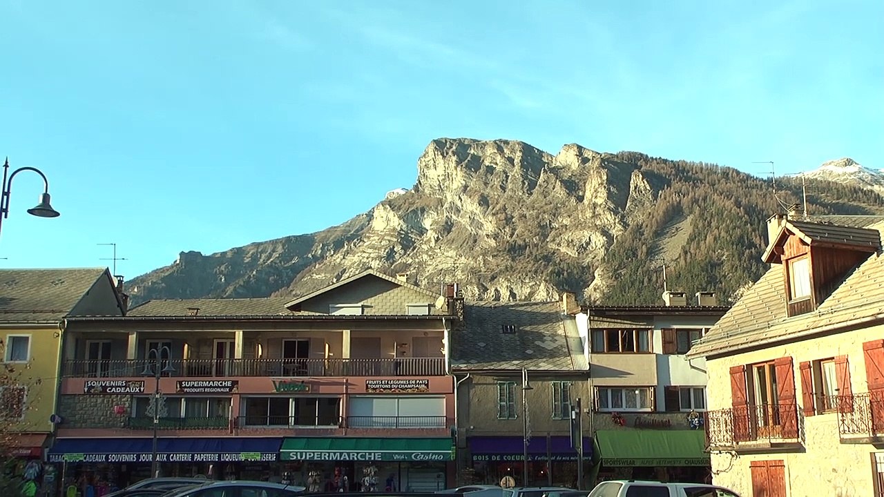 Hautes-Alpes : La patinoire semi-artificielle de Pont-du-Fossé n'est pas touché par le manque de neige dans la vallée du
