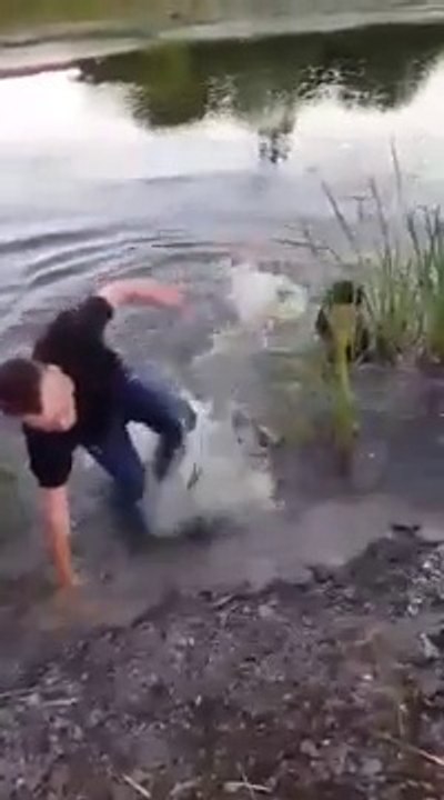 Baston entre deux gars bourrés... Tellement drôle et ridicule