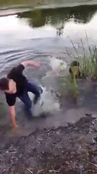 Baston entre deux gars bourrés... Tellement drôle et ridicule