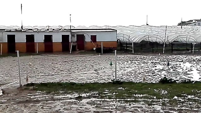 Une tornade frappe et détruit tout autour de cette maison