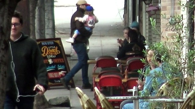 Ryan Gosling et sa fille Esmeralda dans les bras