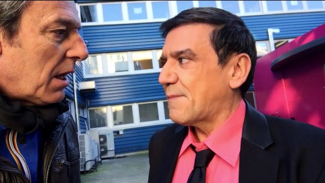 Jean-Luc Reichmann réalise un sketch humoristique avec des invités pour annoncer la nouvelle saison de Léo Mattéï