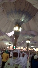 لحظة فتح المظلات في ساحة المسجد النبوي الشريف