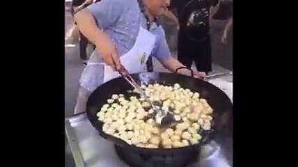 Tangyouguozi (糖油果子), also known as “deep fried sticky rice ball,” is a famous Sichuan snack