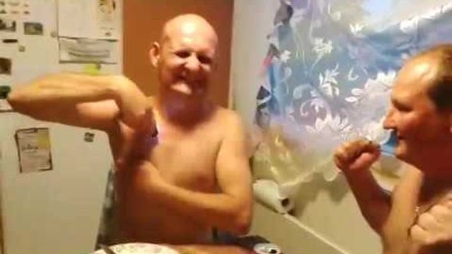 Deux hommes ivres s'amusent avec un taser