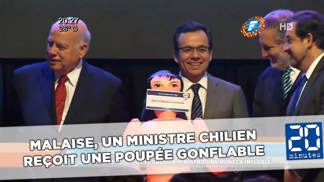 Malaise, un ministre chilien reçoit une poupée gonflable